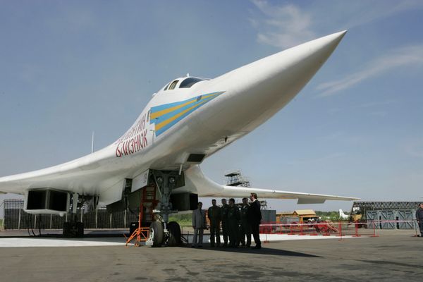 Russian supersonic Tu-160 strategic bomber seen at an airfield near Kazan, about 700 kilometers (450 miles) east of Moscow. file photo Russian supersonic Tu-160 strategic bomber seen at an airfield near Kazan, about 700 kilometers (450 miles) east of Moscow. file photo - Sputnik International