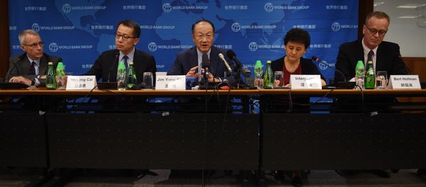 World Bank President Jim Yong Kim (C) speaks at a press conference in Beijing on July 17, 2015 - Sputnik International