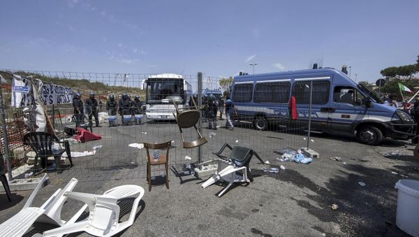 Italian policemen in riot gear stand as residents and far right demonstrators protest against a migrants' arrival in the area in Rome, Friday, July 17, 2015 - Sputnik International