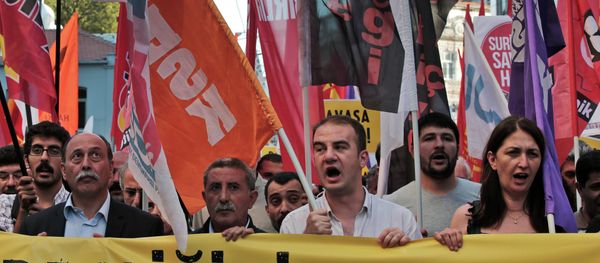 Protesters from unions and the pro-Kurdish Democratic Party of Peoples (HDP) chant slogans against any Turkish forces intervention in Syria, during a march in Istanbul, Thursday, July 2, 2015 Protesters from unions and the pro-Kurdish Democratic Party of Peoples (HDP) chant slogans against any Turkish forces intervention in Syria, during a march in Istanbul, Thursday, July 2, 2015 - Sputnik International
