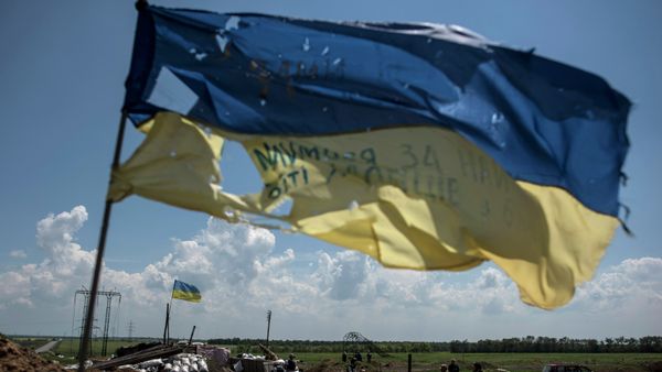 A Ukrainian flag flutters at the Ukrainian position in Marinka, near Donetsk, eastern Ukraine, Friday, June 5, 2015 - Sputnik International