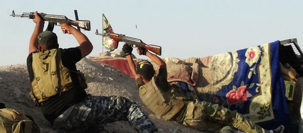 Iraqi security forces defend their positions against Islamic State group attack in Husaybah, 5 miles east of Ramadi, Iraq. - Sputnik International