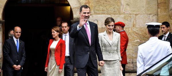 Spain's King Felipe VI walks with Queen Letizia Spain's King Felipe VI walks with Queen Letizia - Sputnik International