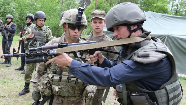 US Sgt Barrett, left, instructs a Ukrainian soldier during joint training exercises on the military base in the Lviv region, western Ukraine, Thursday, May 14, 2015 US Sgt Barrett, left, instructs a Ukrainian soldier during joint training exercises on the military base in the Lviv region, western Ukraine, Thursday, May 14, 2015 - Sputnik International