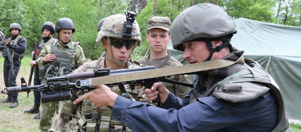 US Sgt Barrett, left, instructs a Ukrainian soldier during joint training exercises on the military base in the Lviv region, western Ukraine, Thursday, May 14, 2015 US Sgt Barrett, left, instructs a Ukrainian soldier during joint training exercises on the military base in the Lviv region, western Ukraine, Thursday, May 14, 2015 - Sputnik International
