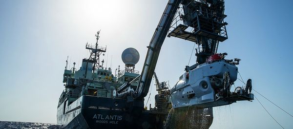 In this image released by, The Woods Hole Oceanographic Institution, the research vessel Atlantis is shown off the coast of the Carolinas in the Atlantic Ocean during the second week of July 2015 with the submersible Alvin hanging off its stern In this image released by, The Woods Hole Oceanographic Institution, the research vessel Atlantis is shown off the coast of the Carolinas in the Atlantic Ocean during the second week of July 2015 with the submersible Alvin hanging off its stern - Sputnik International
