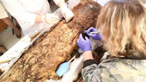 Scientists in the far northern Yamalo-Nenets Autonomous Region have been investigating the mummified remains of a human child, wrapped in a cocoon of furs and tree bark, and buried along with a bronze ax, a small figurine of a bear and silver temple rings, local media report. - Sputnik International