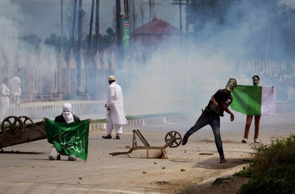 Kashmiri Muslims protesters hold representation of a Pakistani flag, right, and an Islamic flag as they clash with Indian policemen and paramilitary soldiers during a protest near Eidgah, or an open-air mosque, in Srinagar, Indian controlled Kashmir, Saturday, July 18, 2015 Kashmiri Muslims protesters hold representation of a Pakistani flag, right, and an Islamic flag as they clash with Indian policemen and paramilitary soldiers during a protest near Eidgah, or an open-air mosque, in Srinagar, Indian controlled Kashmir, Saturday, July 18, 2015 - Sputnik International