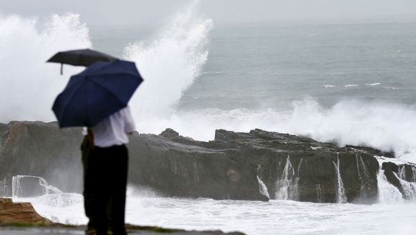 High waves caused by Typhoon Nangka break on the shores of Senjojiki, Shirahama town, Wakayama prefecture, Japan, in this photo taken by Kyodo July 16, 2015 - Sputnik International