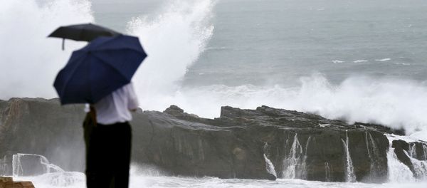 High waves caused by Typhoon Nangka break on the shores of Senjojiki, Shirahama town, Wakayama prefecture, Japan, in this photo taken by Kyodo July 16, 2015 - Sputnik International