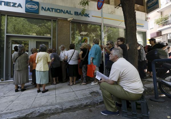 Pensioners wait in front of a National Bank branch to receive part of their pensions at an Athens neighborhood, in Greece July 9, 2015. - Sputnik International