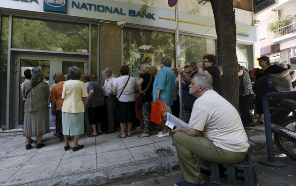 Pensioners wait in front of a National Bank branch to receive part of their pensions at an Athens neighborhood, in Greece July 9, 2015 Pensioners wait in front of a National Bank branch to receive part of their pensions at an Athens neighborhood, in Greece July 9, 2015 - Sputnik International