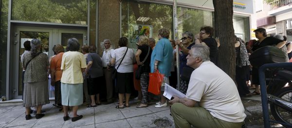 Pensioners wait in front of a National Bank branch to receive part of their pensions at an Athens neighborhood, in Greece July 9, 2015 - Sputnik International