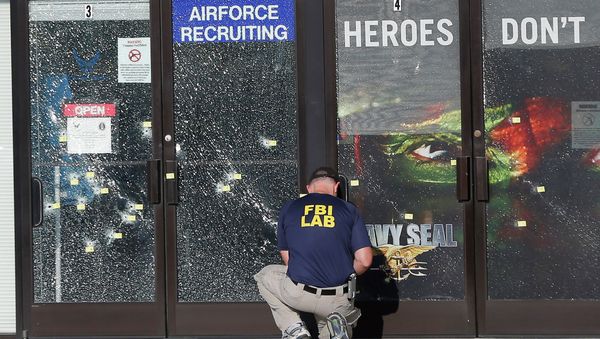 FILE - In this July 17, 2015 file photo, an FBI investigator investigates the scene of a shooting outside a military recruiting center in Chattanooga, Tenn FILE - In this July 17, 2015 file photo, an FBI investigator investigates the scene of a shooting outside a military recruiting center in Chattanooga, Tenn - Sputnik International