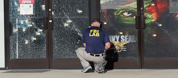 FILE - In this July 17, 2015 file photo, an FBI investigator investigates the scene of a shooting outside a military recruiting center in Chattanooga, Tenn FILE - In this July 17, 2015 file photo, an FBI investigator investigates the scene of a shooting outside a military recruiting center in Chattanooga, Tenn - Sputnik International
