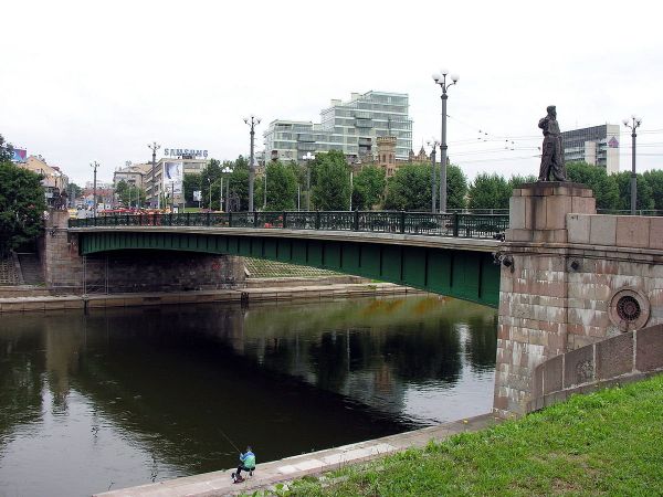 Vilnius's Green Bridge, built in 1952 by Soviet army engineers after the old bridge was destroyed by Nazi forces during the Second World War. The bridge features four sets of monuments in the socialist realis art style, created by famous Lithuanian sculptors. - Sputnik International