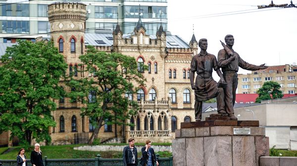 People walk past Soviet era statues at the Green Bridge over the Neris river in Vilnius, Lithuania, Monday, July 13, 2015 - Sputnik International