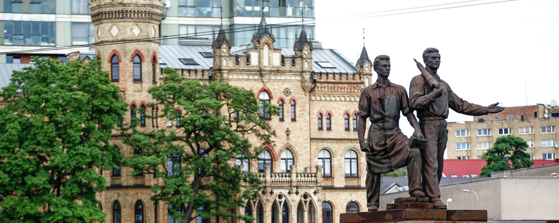 People walk past Soviet era statues at the Green Bridge over the Neris river in Vilnius, Lithuania, Monday, July 13, 2015 - Sputnik International, 1920, 01.06.2022