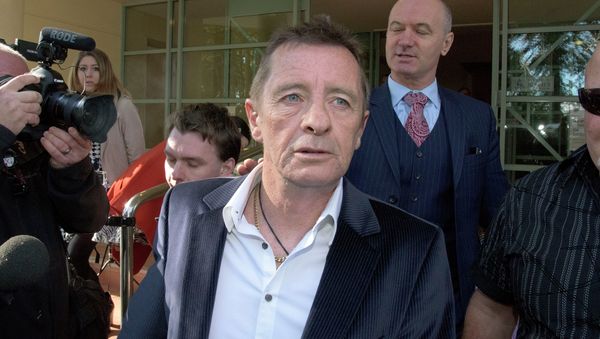 Former AC/DC drummer Phil Rudd (C) leaves the District Court after being sentenced to 8 months home detention in Tauranga, New Zealand on July 9, 2015 - Sputnik International