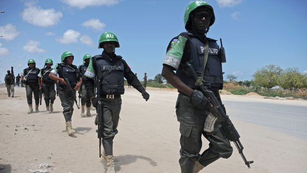 African Union Mission in Somalia (AMISOM) officers patrol around the Gashandhiga academy compound during celebrations of the 55th anniversary day of the Somali military force on April 12,2015 in Mogadishu - Sputnik International
