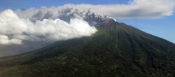 In this Sunday, Sept. 16, 2012 aerial shot, Mount Gamalama spews volcanic ash as it erupts on Ternate Island, eastern Indonesia In this Sunday, Sept. 16, 2012 aerial shot, Mount Gamalama spews volcanic ash as it erupts on Ternate Island, eastern Indonesia - Sputnik International