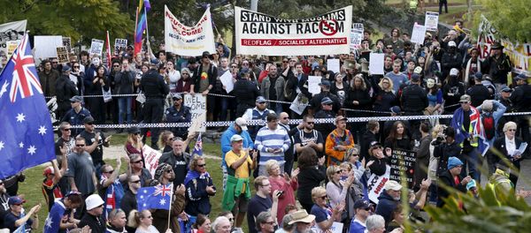Opposing protest groups, from the Reclaim Australia anti-islam group (foreground) and those calling for an end to racism (background) are separated by a police line in Brisbane, July 19, 2015 - Sputnik International