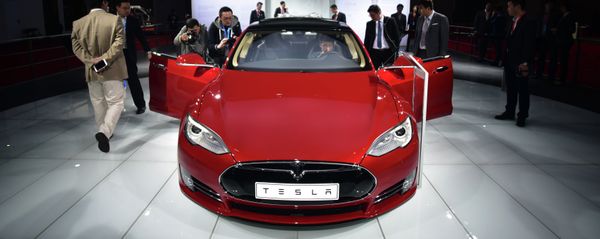 A Tesla Model S P85d car is displayed at the 16th Shanghai International Automobile Industry Exhibition in Shanghai on April 20, 2015 - Sputnik International
