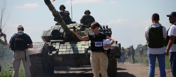 Members of OSCE Mission control the withdrawal of heavy weapons of independence supporters from the line of contact with Ukrainian forces near the western Ukrainian city of Donetsk on July 19, 2015 - Sputnik International