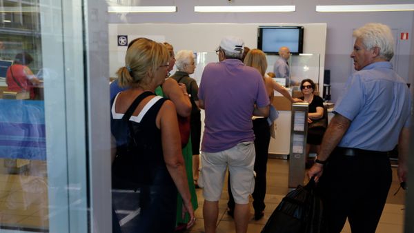 Customers wait to be served inside an Alpha Bank branch in Athens, Monday, July 20, 2015 - Sputnik International
