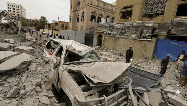 Houthi militants and people gather at the site of a Saudi-led air strike in Yemen's capital Sanaa July 16, 2015 Houthi militants and people gather at the site of a Saudi-led air strike in Yemen's capital Sanaa July 16, 2015 - Sputnik International