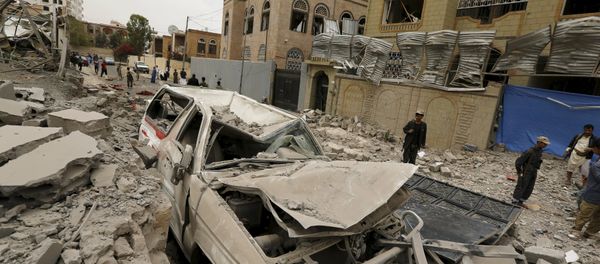 Houthi militants and people gather at the site of a Saudi-led air strike in Yemen's capital Sanaa July 16, 2015 Houthi militants and people gather at the site of a Saudi-led air strike in Yemen's capital Sanaa July 16, 2015 - Sputnik International