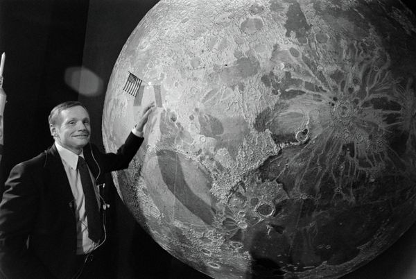 Apollo 11 - Sputnik International