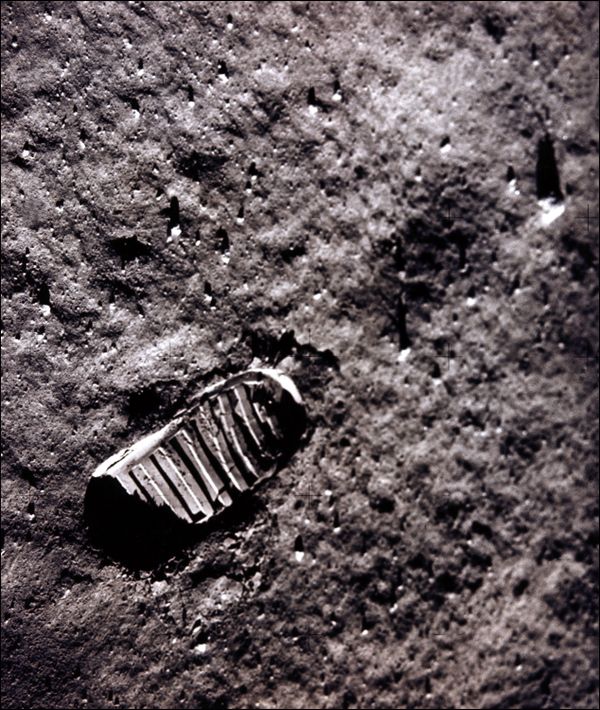 Apollo 11 - Sputnik International