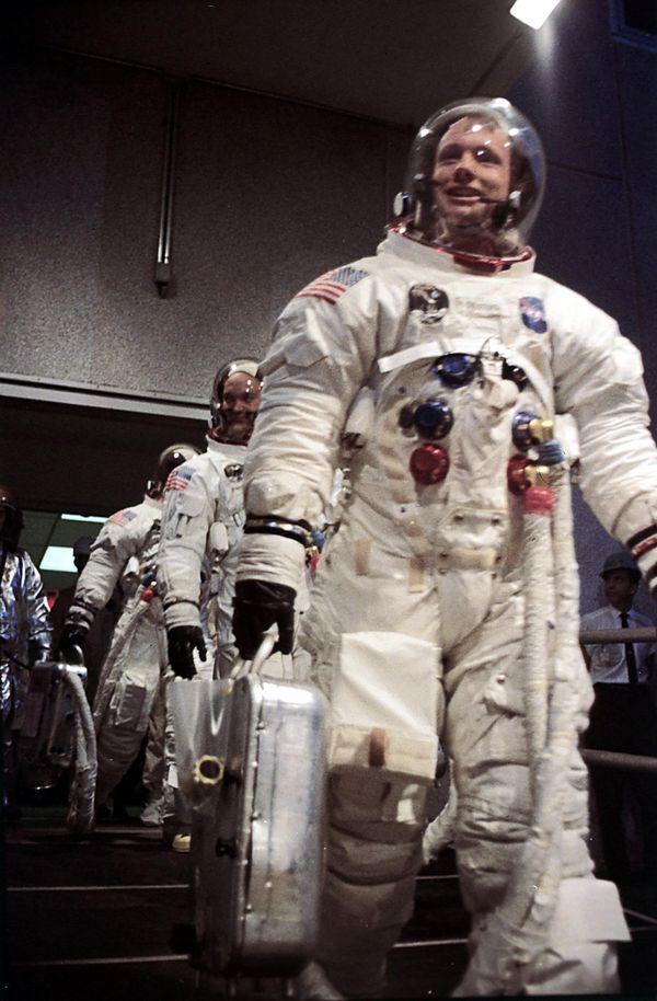 Apollo 11 - Sputnik International
