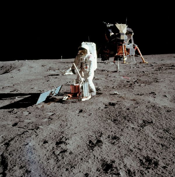 Apollo 11 - Sputnik International