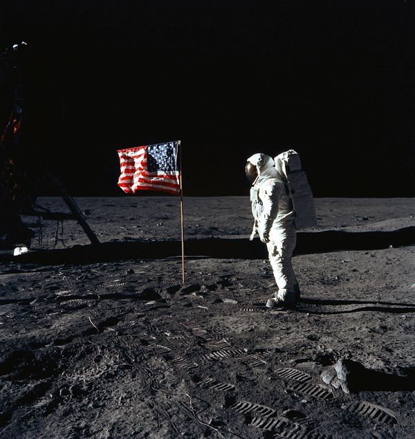 Apollo 11 - Sputnik International