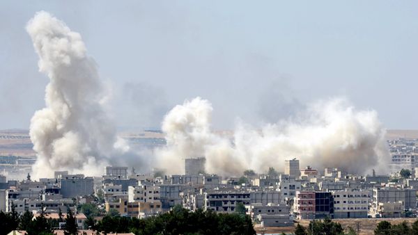 Smoke rises in the Syrian town of Kobani, as pictured from the Turkish side of the border near Suruc, Sanliurfa province, Turkey, June 27, 2015 - Sputnik International