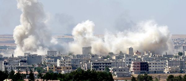 Smoke rises in the Syrian town of Kobani, as pictured from the Turkish side of the border near Suruc, Sanliurfa province, Turkey, June 27, 2015 - Sputnik International