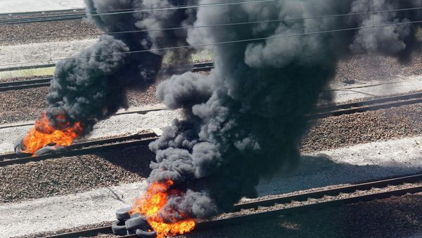 Striking workers invade the Eurotunnel train tracks - Sputnik International