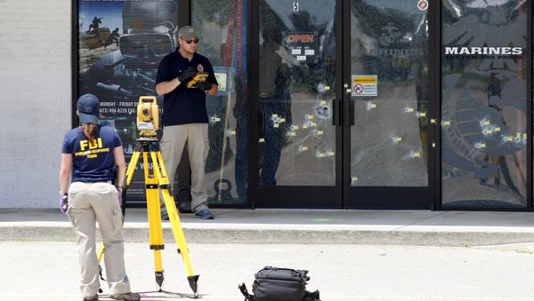 FBI agents continue their investigation at the Armed Forces Career Center in Chattanooga, Tennessee July 17, 2015. FBI agents continue their investigation at the Armed Forces Career Center in Chattanooga, Tennessee July 17, 2015. - Sputnik International