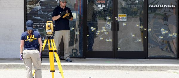 FBI agents continue their investigation at the Armed Forces Career Center in Chattanooga, Tennessee July 17, 2015. FBI agents continue their investigation at the Armed Forces Career Center in Chattanooga, Tennessee July 17, 2015. - Sputnik International