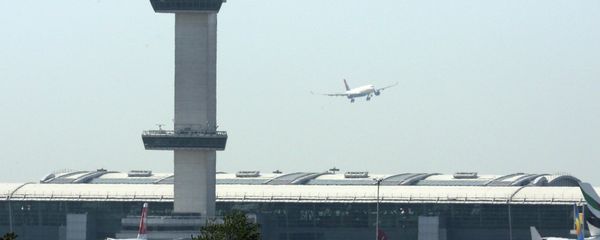 An aircraft flies past the control tower as it prepares to land at New York's John F Kennedy Airport, May 25, 2015 An aircraft flies past the control tower as it prepares to land at New York's John F Kennedy Airport, May 25, 2015 - Sputnik International