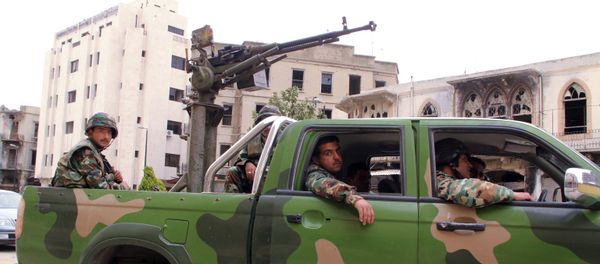 Syrian soldiers patrol Homs streets. - Sputnik International