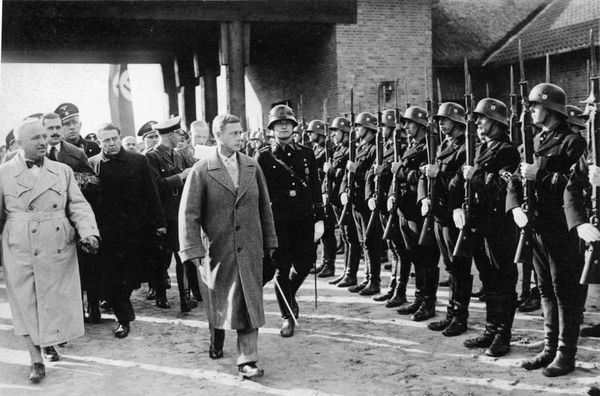 Edward VIII reviewing a squad of SS with Robert Ley, 1937 - Sputnik International