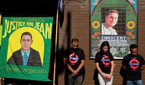 Cousins Alessandro Pereira, right, Vivian Figueiredo and friend Erionaldo da Silva, left, observe a minute's silence on the 10-year-anniversary of the death of 27-year-old Brazilian electrician Jean Charles de Menezes, shot by British police who thought he was a terrorist in the tense aftermath of deadly 2005 London subway bombings, at Stockwell station in London, Wednesday, July 22, 2015. Cousins Alessandro Pereira, right, Vivian Figueiredo and friend Erionaldo da Silva, left, observe a minute's silence on the 10-year-anniversary of the death of 27-year-old Brazilian electrician Jean Charles de Menezes, shot by British police who thought he was a terrorist in the tense aftermath of deadly 2005 London subway bombings, at Stockwell station in London, Wednesday, July 22, 2015. - Sputnik International
