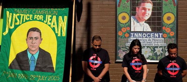 Cousins Alessandro Pereira, right, Vivian Figueiredo and friend Erionaldo da Silva, left, observe a minute's silence on the 10-year-anniversary of the death of 27-year-old Brazilian electrician Jean Charles de Menezes, shot by British police who thought he was a terrorist in the tense aftermath of deadly 2005 London subway bombings, at Stockwell station in London, Wednesday, July 22, 2015. Cousins Alessandro Pereira, right, Vivian Figueiredo and friend Erionaldo da Silva, left, observe a minute's silence on the 10-year-anniversary of the death of 27-year-old Brazilian electrician Jean Charles de Menezes, shot by British police who thought he was a terrorist in the tense aftermath of deadly 2005 London subway bombings, at Stockwell station in London, Wednesday, July 22, 2015. - Sputnik International