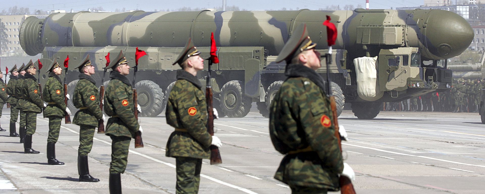 Russian soldiers stand near a Topol-M ICBM while participating in a rehearsal for the nation's Victory Day parade outside Moscow in Alabino on April 22, 2008 Russian soldiers stand near a Topol-M ICBM while participating in a rehearsal for the nation's Victory Day parade outside Moscow in Alabino on April 22, 2008 - Sputnik International, 1920, 31.12.2021