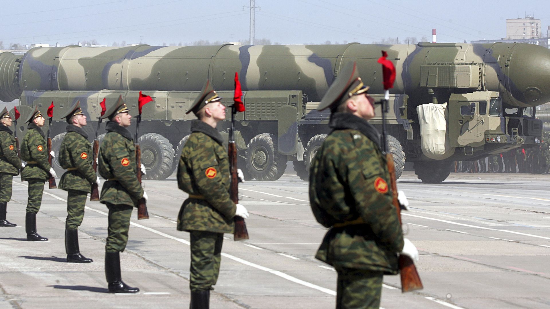 Russian soldiers stand near a Topol-M ICBM while participating in a rehearsal for the nation's Victory Day parade outside Moscow in Alabino on April 22, 2008 Russian soldiers stand near a Topol-M ICBM while participating in a rehearsal for the nation's Victory Day parade outside Moscow in Alabino on April 22, 2008 - Sputnik International, 1920, 11.12.2021