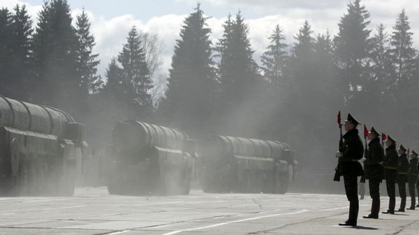 Russian soldiers stand near Topol-M ICBMs while participating in a rehersal for the nation's Victory Day parade outside Moscow in Alabino on April 22, 2008 - Sputnik International