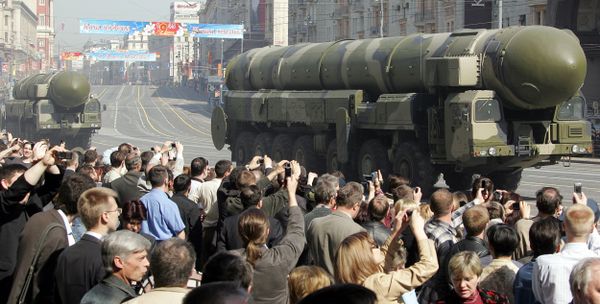 People look at Topol-M ICBM passing by during a rehersal for the nation's Victory Day parade in Moscow on May 5, 2008 People look at Topol-M ICBM passing by during a rehersal for the nation's Victory Day parade in Moscow on May 5, 2008 - Sputnik International